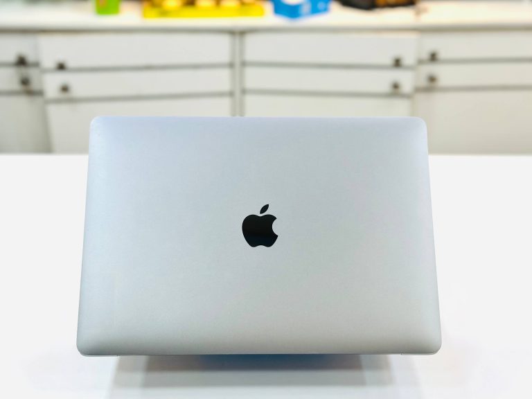 Apple Macbook Pro Core i5 2017, 16GB RAM, 256GB SSD, 13.3" Retina display - view 2