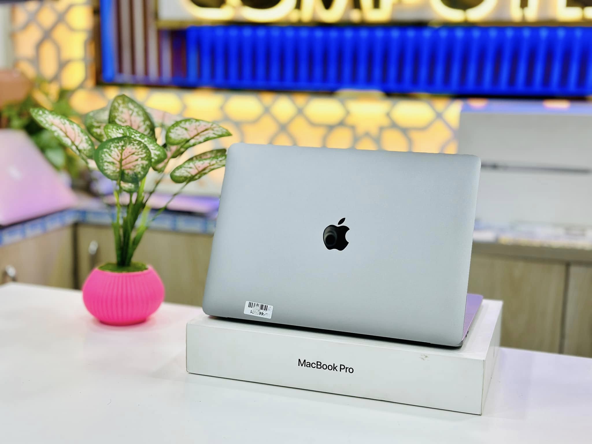 MacBook Pro 2019 A1990 Core i7 16GB 512GB Radeon Pro 555X 15.4″ Retina Laptop | Digital Computer Apple MacBook Pro 2019 (A1990) | Core i7 | 16GB RAM | 512GB SSD | Radeon Pro 555X 4GB | 15.4″ 2K Retina Display