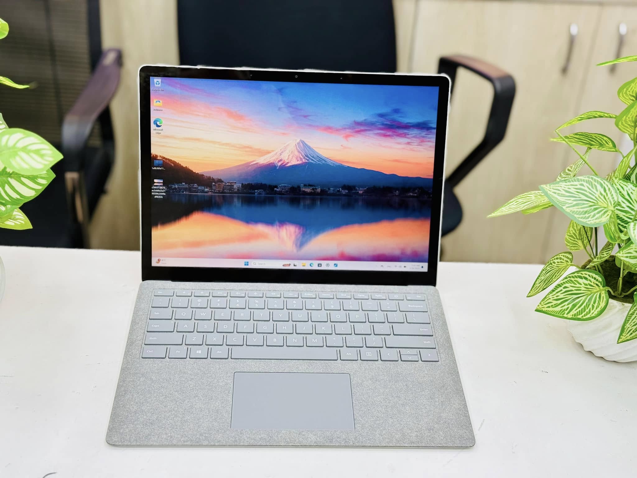 Microsoft Surface Laptop 2 Core i5 8th Gen 8GB RAM 256GB SSD 13.5″ 2K Touchscreen Display Laptop (1) Microsoft Surface Laptop 2 with Intel Core i5 8th Gen processor, 8GB RAM, 256GB SSD, and 13.5-inch 2K touchscreen display, designed for premium performance and touch interaction